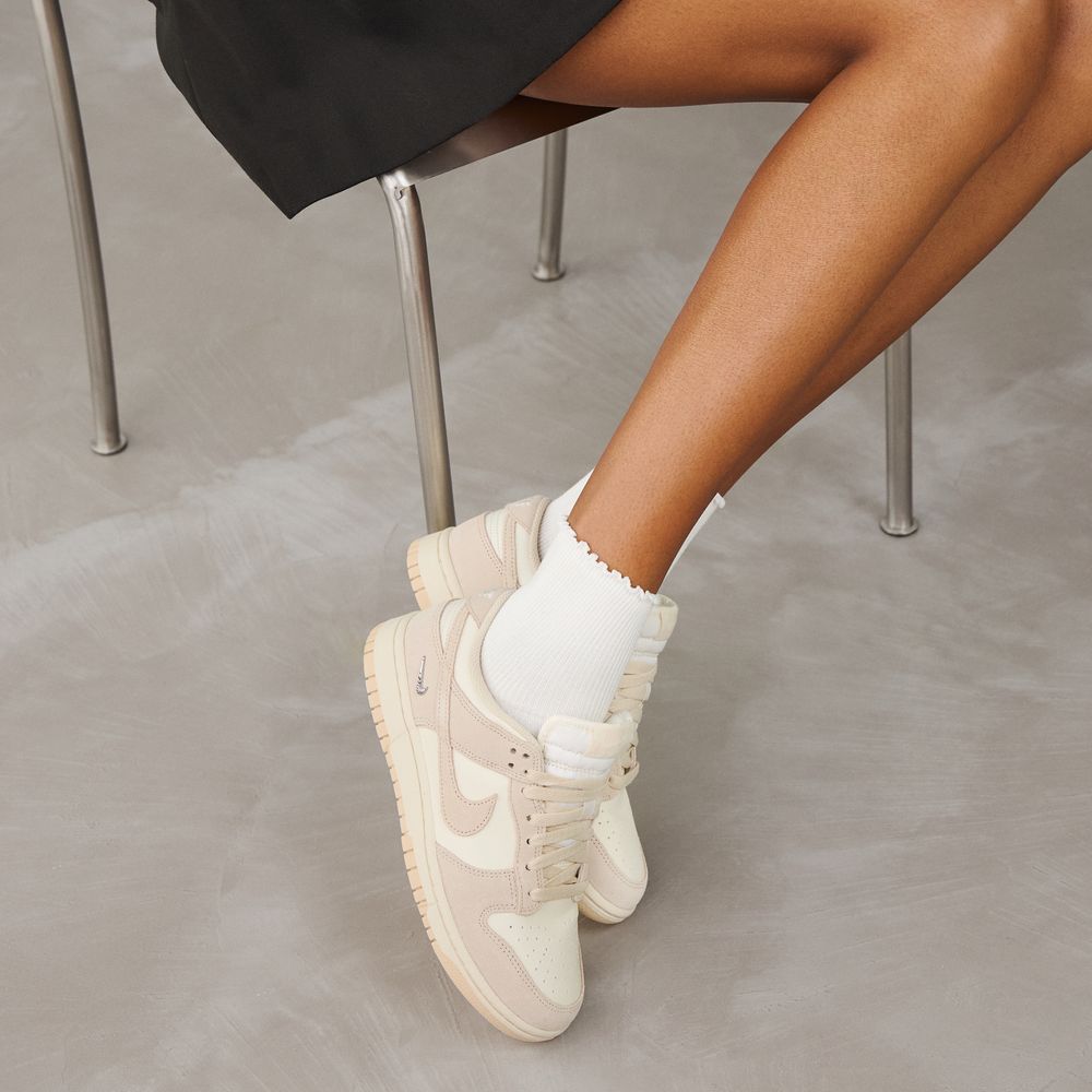 Nike Dunk Low Suede Mini Swoosh - Beige